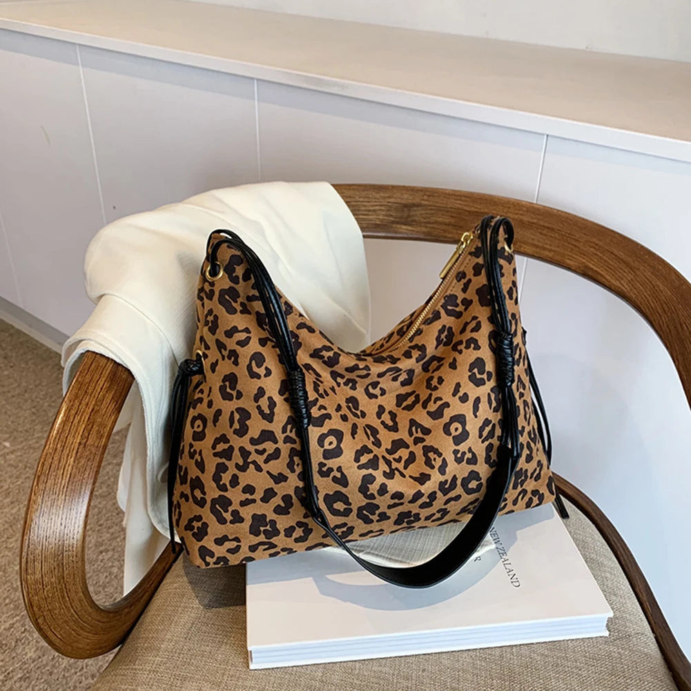 Women Suede Shoulder Bag Adjustable Strap Messenger Bag with Zipper Trendy Retro Handbag for Work Travel