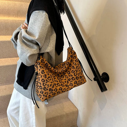 Women Suede Shoulder Bag Adjustable Strap Messenger Bag with Zipper Trendy Retro Handbag for Work Travel